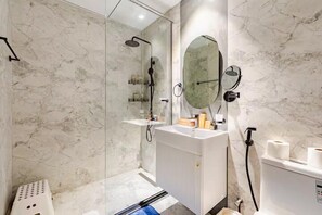Douche, sèche-cheveux, serviettes fournies