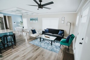TV - 8 Min Walk to RiverWalk, Modern Newly Built Home (Wilmington)