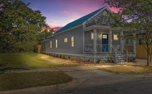 Exterior - 8 Min Walk to RiverWalk, Modern Newly Built Home (Wilmington)