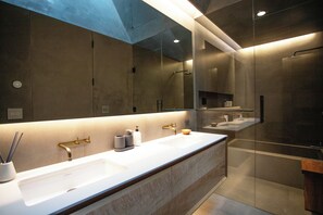 Hair dryer, towels, soap, shampoo - A Contemporary Tahoe Retreat (South Lake Tahoe)