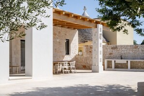 Outdoor dining - Welcome to Villa Monti, where tradition meets contemporary elegance, nestled amidst the tranquility of the countryside and centuries-old olive trees. This finely restored property combines three authentic trulli, the iconic Apulian stone dwellings, with  (Cisternino)