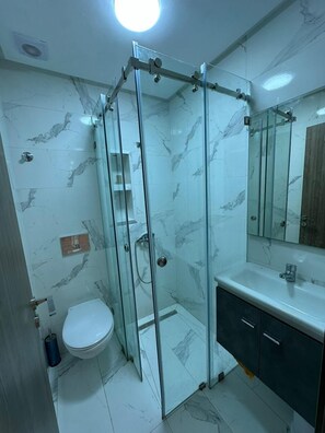 Ático Deluxe, 2 habitaciones, balcón | Baño