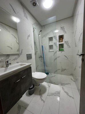 Penthouse, 1 slaapkamer, balkon | Badkamer