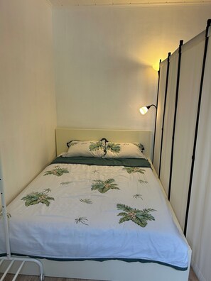 Tabla de planchar con plancha, wifi, ropa de cama