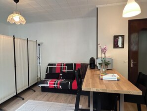 Dining - Renovated 22m² studio with private tree-lined courtyard (Issy-les-Moulineaux)