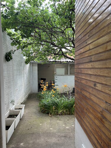 Renovated 22m² studio with private tree-lined courtyard