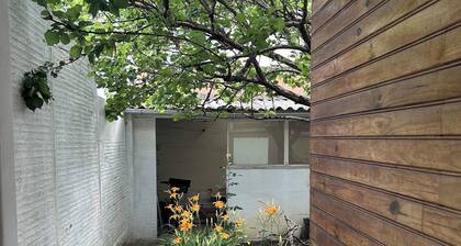 Renovated 22m² studio with private tree-lined courtyard