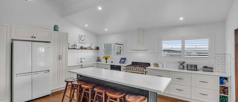 冷蔵庫、電子レンジ、オーブン、食器洗い機