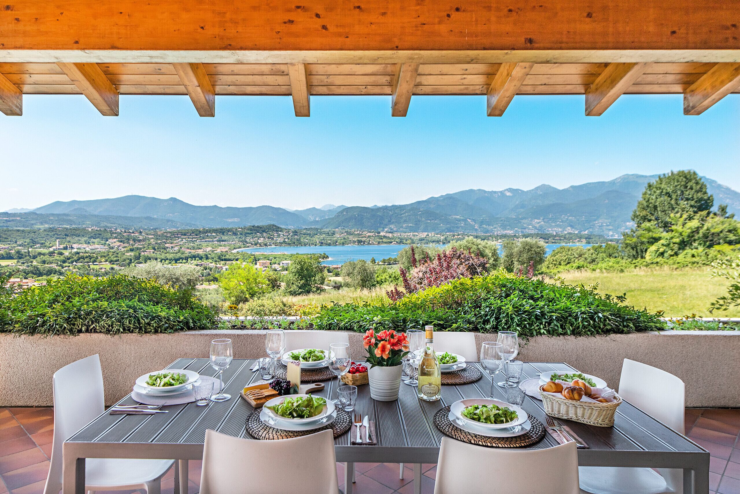 屋外ダイニングエリア