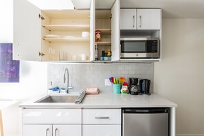 Private kitchen - Cityscape KING BED on Broadway Modern Loft (Seattle)