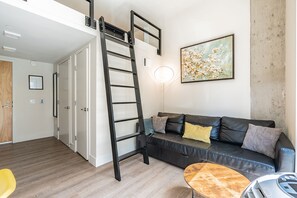 Living area - Cityscape KING BED on Broadway Modern Loft (Seattle)