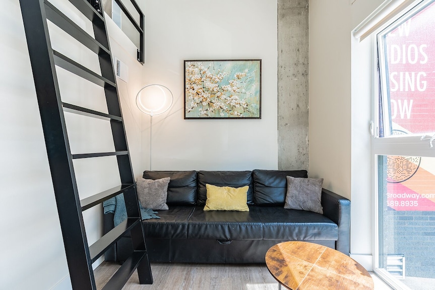 Cityscape King Bed On Broadway Modern Loft - Kirkland, WA