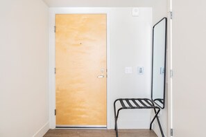 Interior - Cityscape KING BED on Broadway Modern Loft (Seattle)
