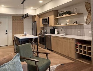 冰箱、微波炉、烤箱、炉灶