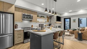 Een koelkast, een magnetron, een oven, een kookplaat