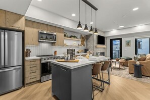 冷蔵庫、電子レンジ、オーブン、コンロ