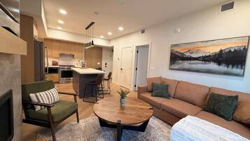 Televisie, een open haard en een kantoor