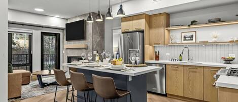 Frigorífico, microondas, horno y placa de cocina