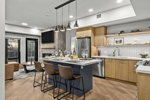 Geladeira, micro-ondas, fogão, cooktop