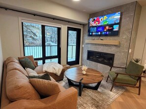 TV, fireplace, offices - Stillwater Hydeaway at Ascent (Canmore)