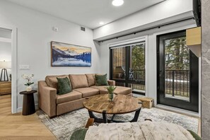 TV, fireplace, offices - Stillwater Hydeaway at Ascent (Canmore)