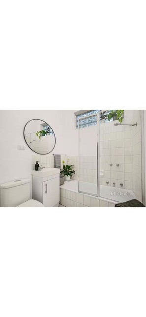 Shower, hair dryer, towels, soap - Cozy Inner City 3 Bedroom House (Ascot Vale)