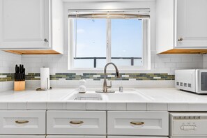 Suihku, hiustenkuivaaja, pyyhkeet, saippua