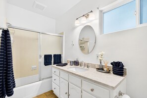 Shower, hair dryer, towels, soap - Prime 2-Bedroom Townhome in Manhattan Beach, Walk to the Beach + RSVP Parking (Manhattan Beach)