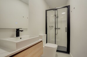 Shower, hair dryer, bidet, towels - Penthouse in Lloret de Mar for 9 people 70mts from the beach (Lloret de Mar)