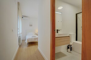 Shower, hair dryer, bidet, towels - Penthouse in Lloret de Mar for 9 people 70mts from the beach (Lloret de Mar)