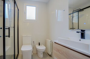 Douche, sèche-cheveux, bidet, serviettes fournies