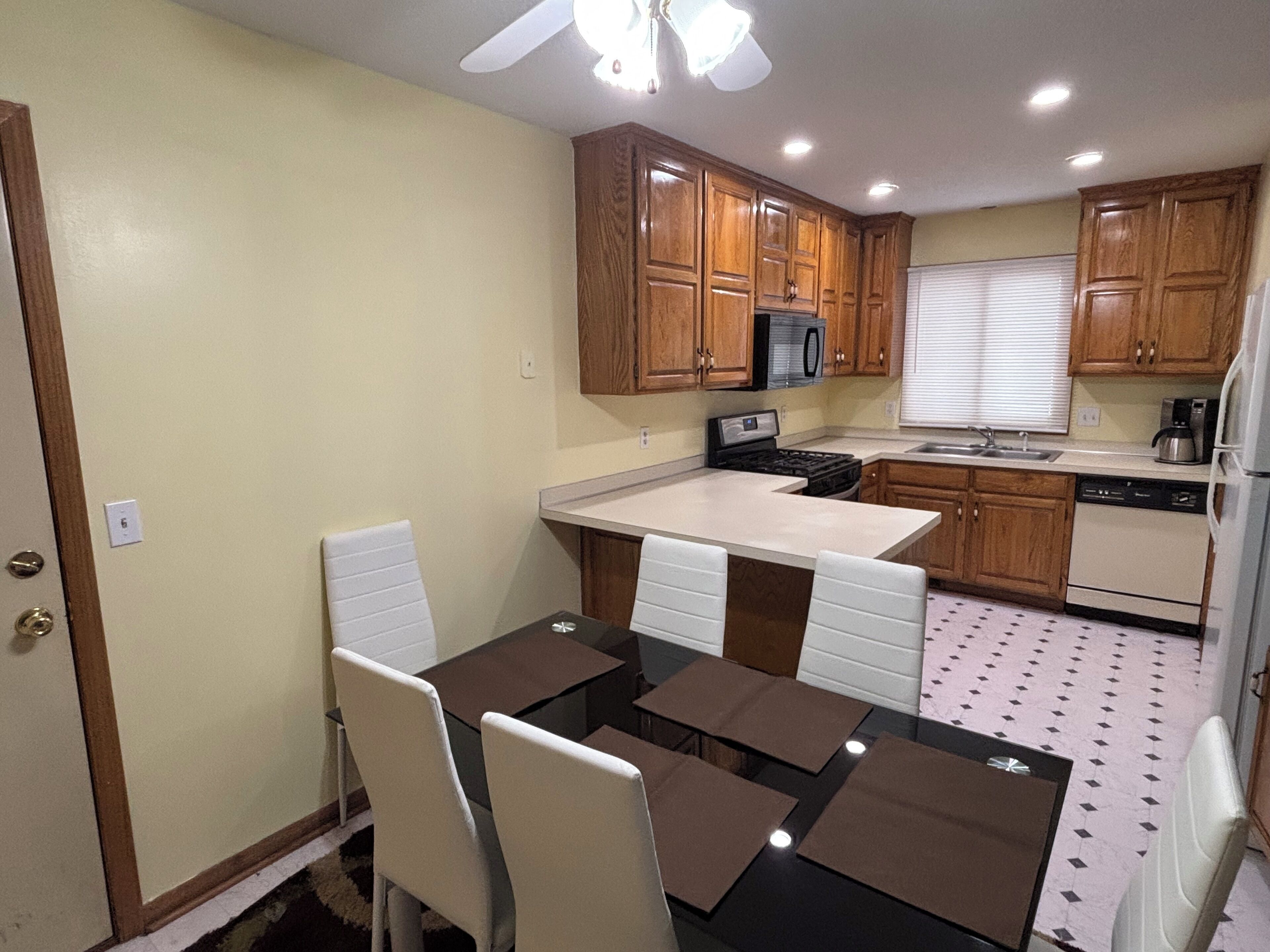 Micro-ondes, four, plaque de cuisson, lave-vaisselle