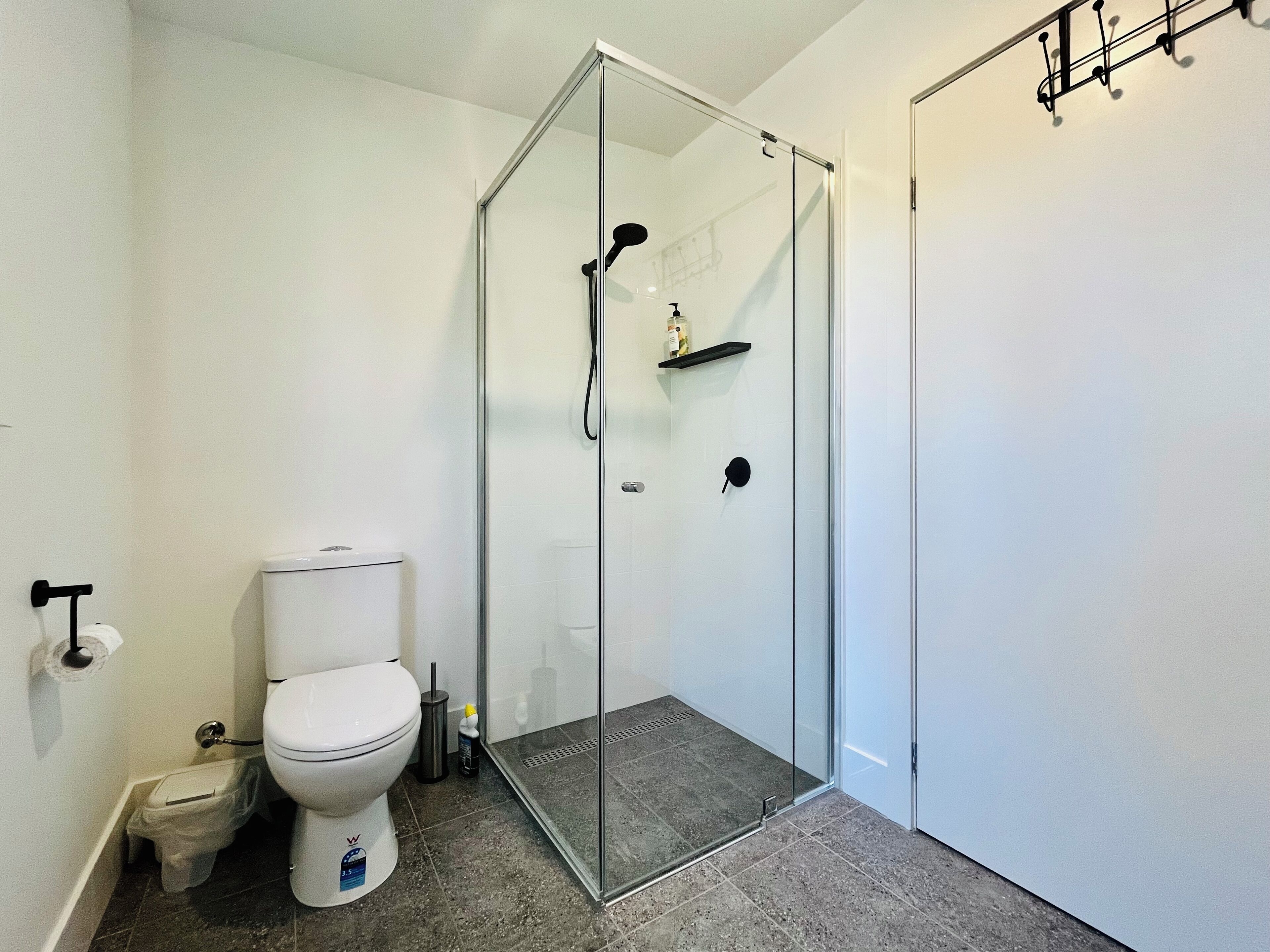 Regadera, toallas, jabón, papel de baño 