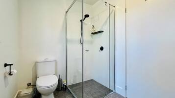 Regadera, toallas, jabón, papel de baño