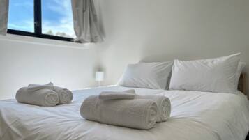 2 bedrooms, travel cot, free WiFi, bed sheets