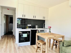 Coffee/tea maker, fridge, oven, stovetop - Castlemaine Short Stays - Cosy two-bedroom retreat - 5 minutes from Castlemaine (Castlemaine)