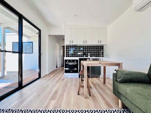 Castlemaine Short Stays - Cosy two-bedroom retreat - 5 minutes from Castlemaine