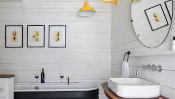 Eenpersoonskamer, uitzicht op de binnenplaats | Badkamer | Gratis toiletartikelen, een haardroger, handdoeken, zeep