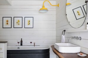 Artículos de tocador gratuitos, secador de pelo, toallas, jabón