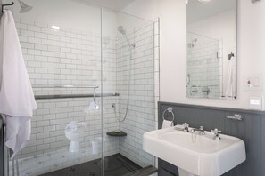 Chambre Simple, vue cour intérieure | Salle de bain