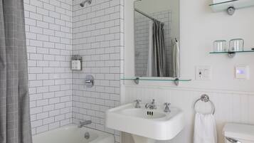 Double Room, Courtyard View | Bilik Mandi | Pengering rambut, tuala disediakan, sabun, syampu