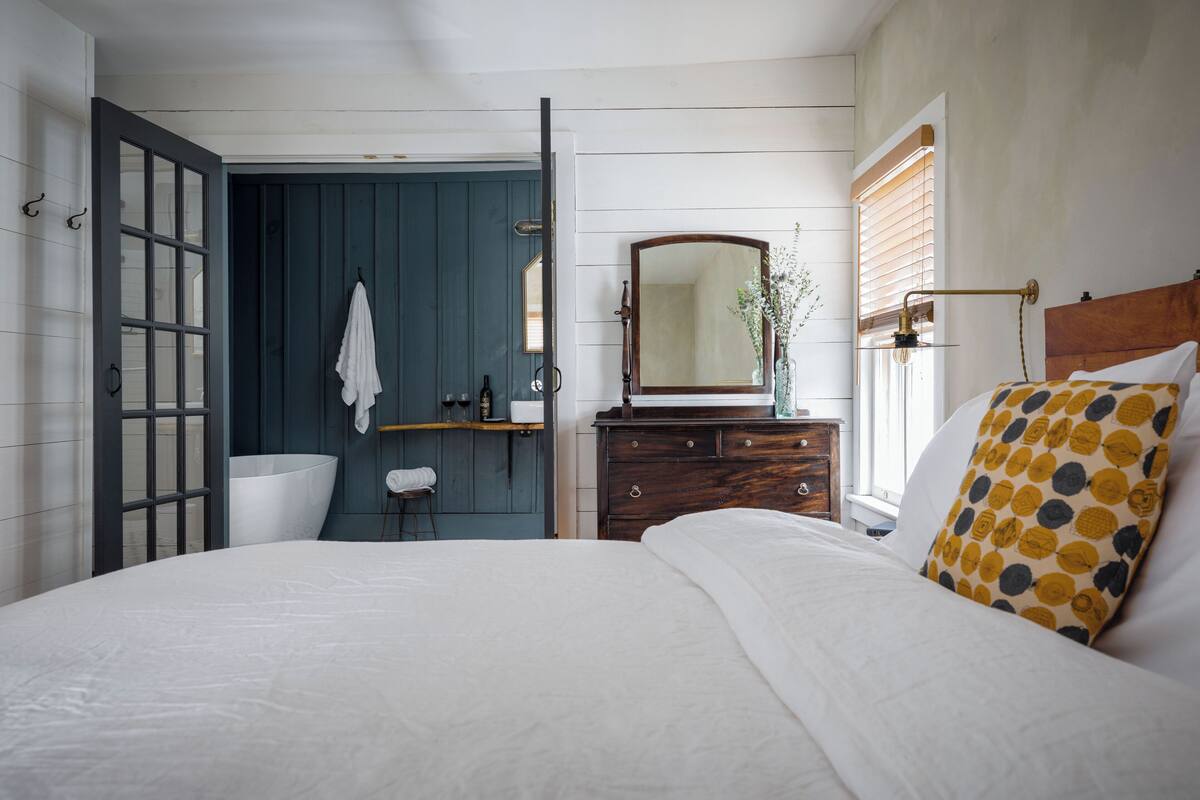 Single Room, Courtyard View | Iron/ironing board, free WiFi