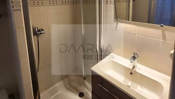 Douche, sèche-cheveux, savon, papier toilette