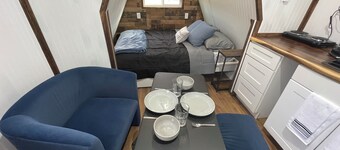 Cute 1-bedroom micro cabin in tranquil N Colorado Spgs close to USAFA on 5 acres