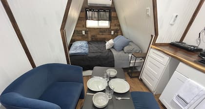 Cute 1-bedroom micro cabin in tranquil N Colorado Spgs close to USAFA on 5 acres