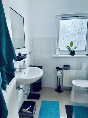 Hårføner, håndklær, såpe og toalettpapir