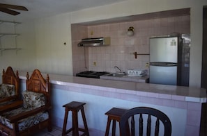 Familienapartment, Balkon, Poolblick | Eigene Küche | Großer Kühlschrank, Kochgeschirr/Geschirr/Besteck