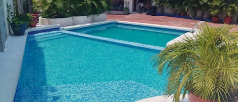 Una piscina al aire libre