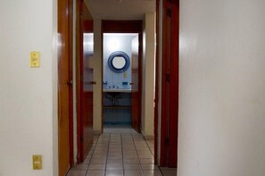 家庭公寓, 露台, 泳池景 | 浴室 | 獨立浴缸及淋浴設備、提供毛巾、番梘、洗頭水