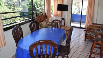 Familienapartment, Balkon, Poolblick | Wohnbereich